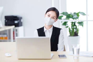 戴着口罩的商务女人