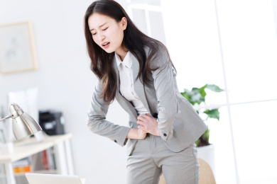 商务女人肚子疼