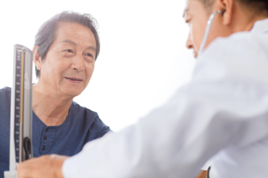 医生给患者量血压