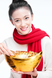 抱着金元宝的中国女生