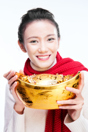 抱着金元宝的中国女生
