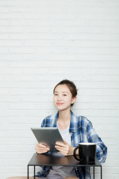 在使用平板电脑的女生