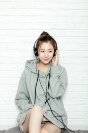 年轻女生使用耳机听音乐