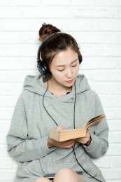 年轻女生使用耳机听音乐