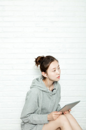 年轻女生在使用平板电脑