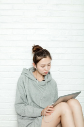 年轻女生在使用平板电脑