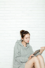 年轻女生在使用平板电脑