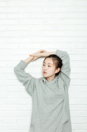 年轻女生在伸懒腰