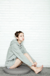 年轻女性坐在地毯上面