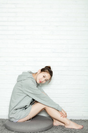 年轻女性坐在地毯上面