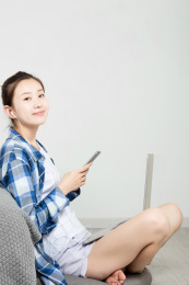 亚洲女生在卧室里使用电脑