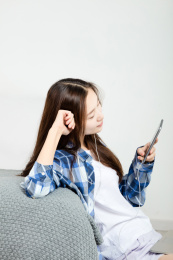 亚洲女生在卧室里使用电脑