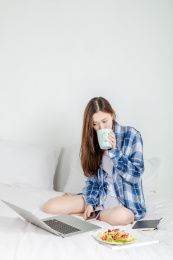 亚洲女生在床上面使用电脑