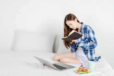 亚洲女生在床上面使用电脑