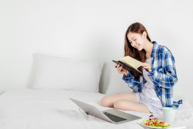 亚洲女生在床上面使用电脑