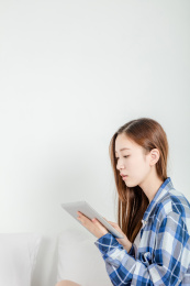 亚洲女生在床上面使用电脑