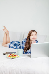 亚洲女生在床上面使用电脑