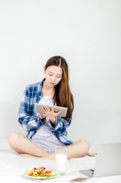 亚洲女生在床上面使用电脑