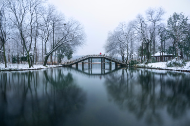 杭州西湖茅家埠景区木桥雪景