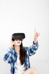 戴着VR眼镜的中国女生