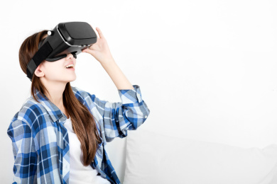 戴着VR眼镜的中国女生