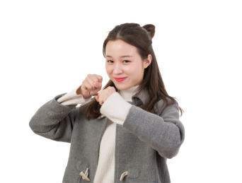 年轻的女孩做出准备战斗的样子