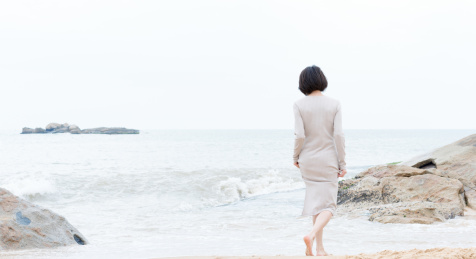穿连衣裙的女生一个人在海边