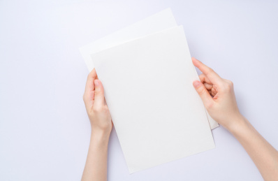 女生的手拿着白纸