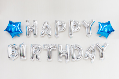 在生日派对气球抽象