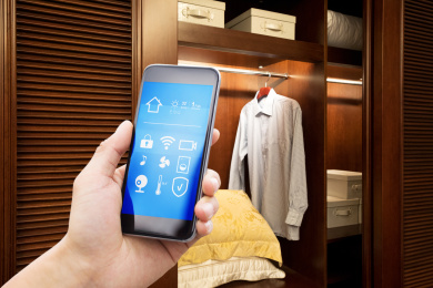 手机与智能家居系统和现代衣柜的背景