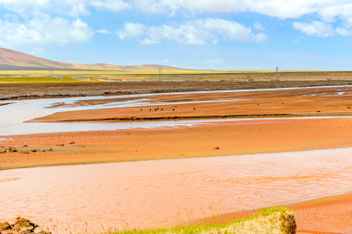 中国青海可可西里红色的河道及河流