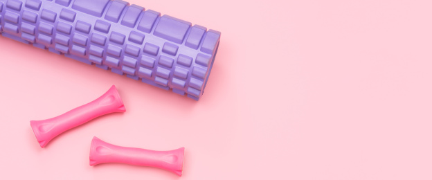 紫色的泡沫轴和粉红色的哑铃