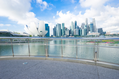 附近的滨海湾云的天空，从银行的现代建筑在新加坡