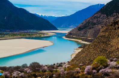 雅鲁藏布江春色