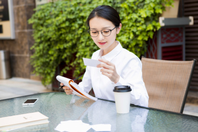 移动办公的年轻女性