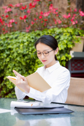 移动办公的年轻女性