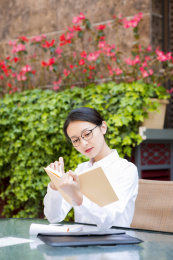 移动办公的年轻女性