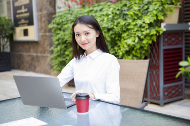 移动办公的年轻女性