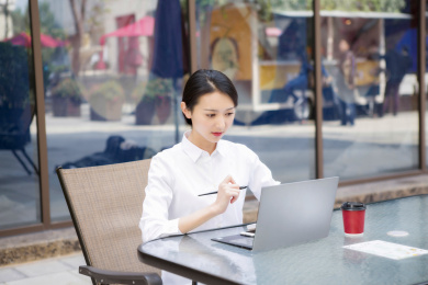 移动办公的年轻女性