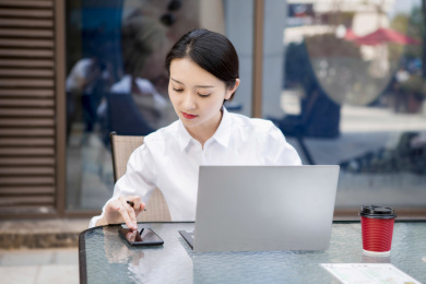 移动办公的年轻女性