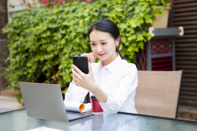 移动办公的年轻女性