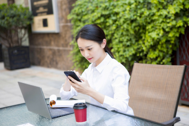 移动办公的年轻女性