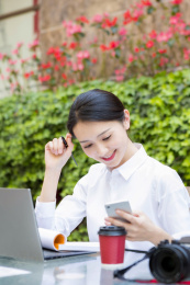 移动办公的年轻女性