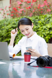 移动办公的年轻女性