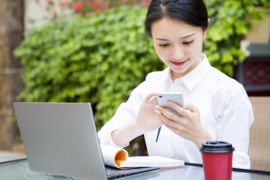 移动办公的年轻女性