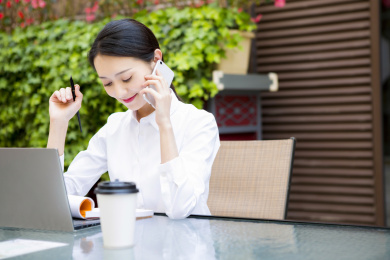 移动办公的年轻女性