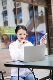 移动办公的年轻女性