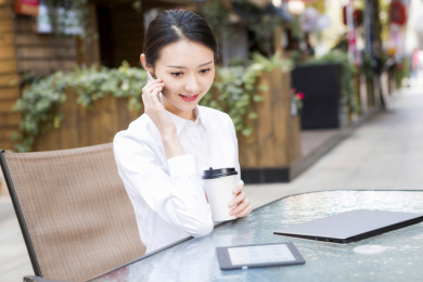 移动办公的年轻女性