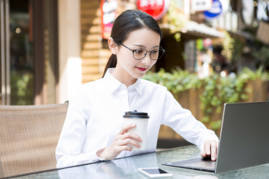 移动办公的年轻女性