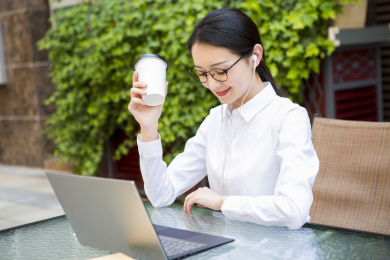 移动办公的年轻女性